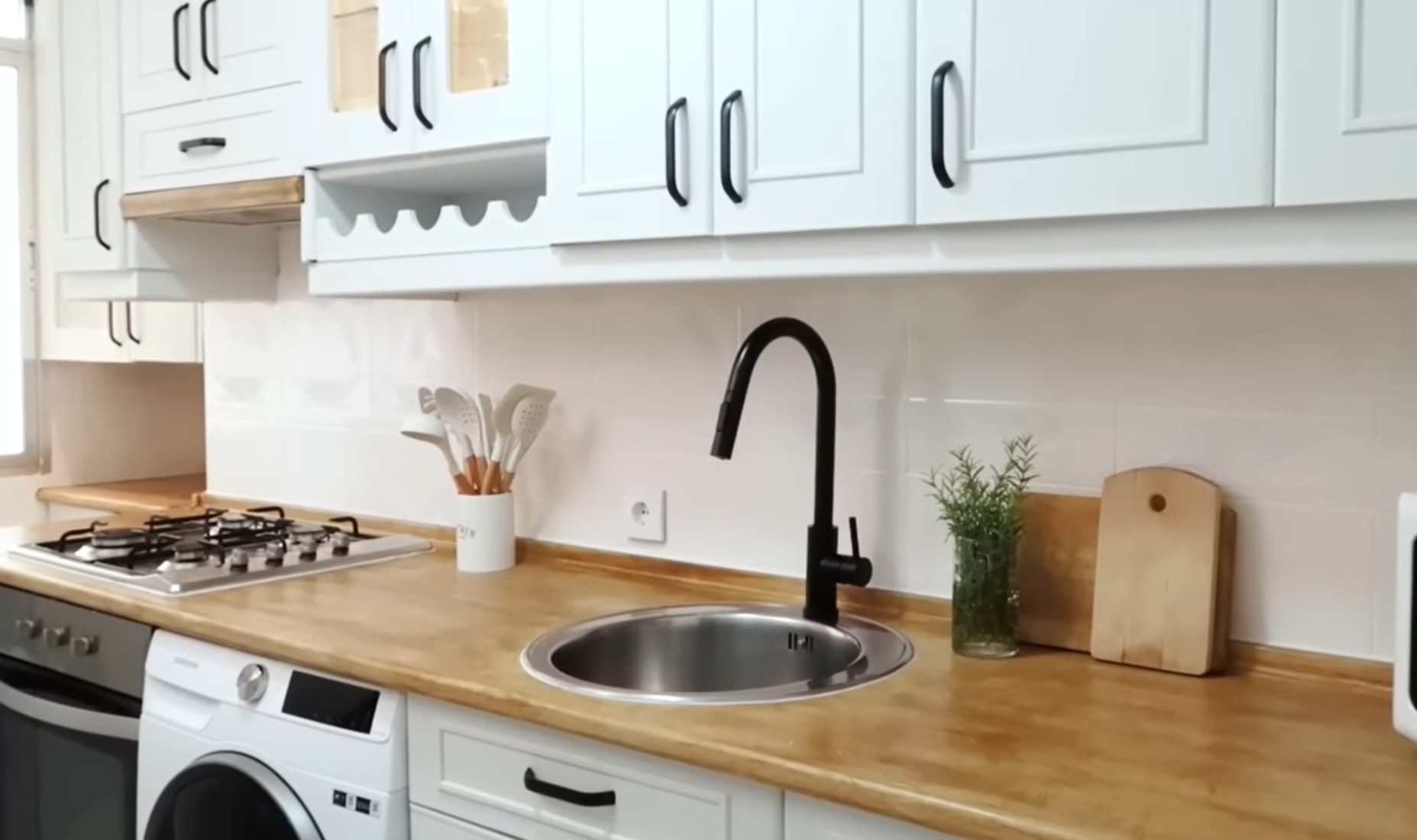 ¿Qué iluminación, colores y accesorios complementan un tono claro para un ambiente cómodo y organizado?